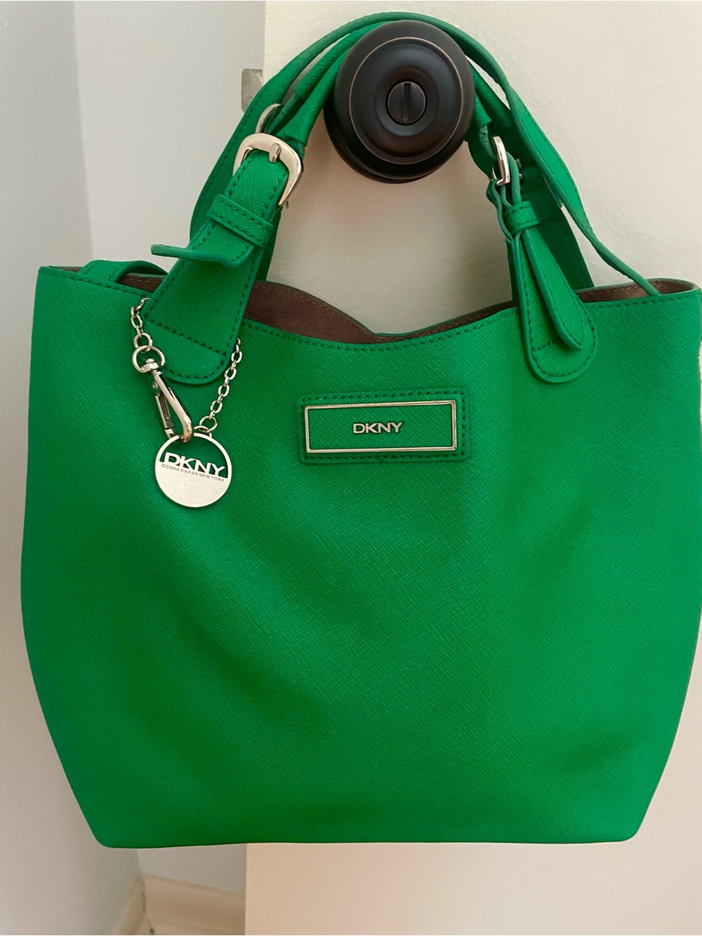 DKNY
Green
Shoulder Bag
Silver Accents